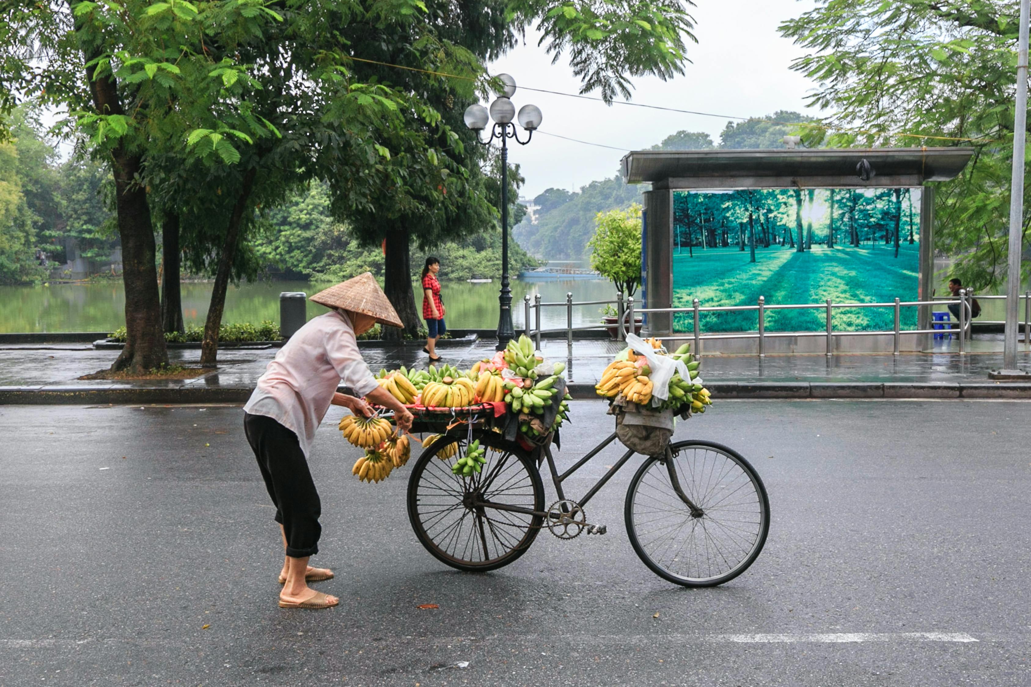 男子下跪卖挂件，店主反磕也难解的困境