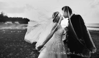 婚礼小插曲，新郎的意外与新娘的温柔—一场关于爱与包容的记忆